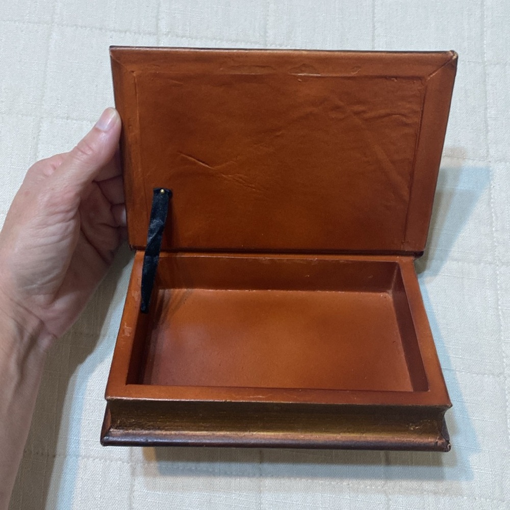 Leather “Book” with Gold Leaf Box - Picture 4 of 9
